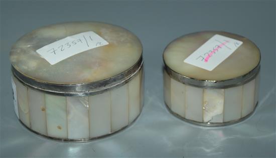 2 x Burmese mother of pearl circular boxes(-)